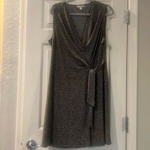 Women’s black and tan V-neck sleeve less dress